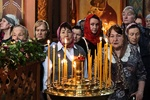 Свечи, молитвы и милостыня: фоторепортаж из храма Иоанна Богослова в день Радоницы