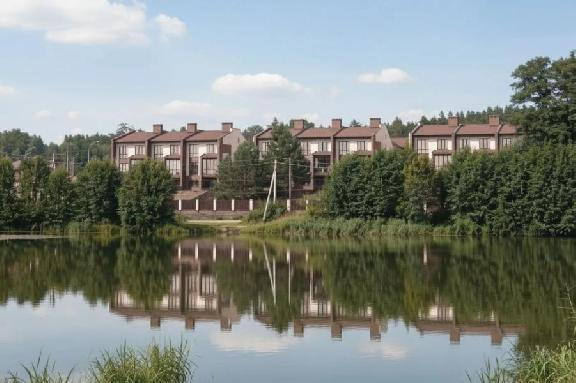 Свой дом у озера: в пригороде Тамбова открыты продажи таунхаусов нового формата