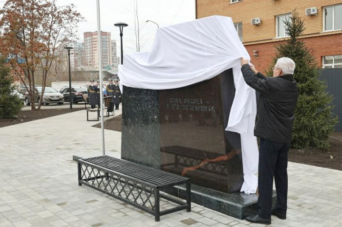 В Барнауле открыли первый в России памятник судебным приставам. Фото