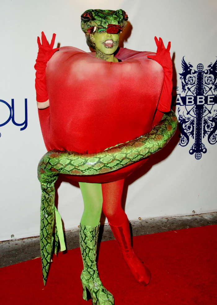 Инопланетянин, зомби, червь и еще 12 самых безумных костюмов королевы Хэллоуина Хайди Клум