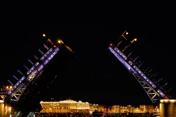 Экскурсии на развод мостов в СПб на теплоходе: ночное шоу