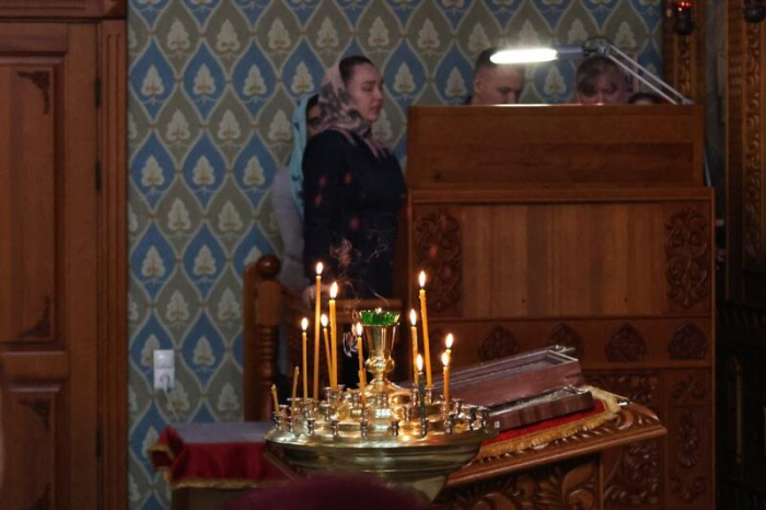 Свечи, молитвы и милостыня: фоторепортаж из храма Иоанна Богослова в день Радоницы