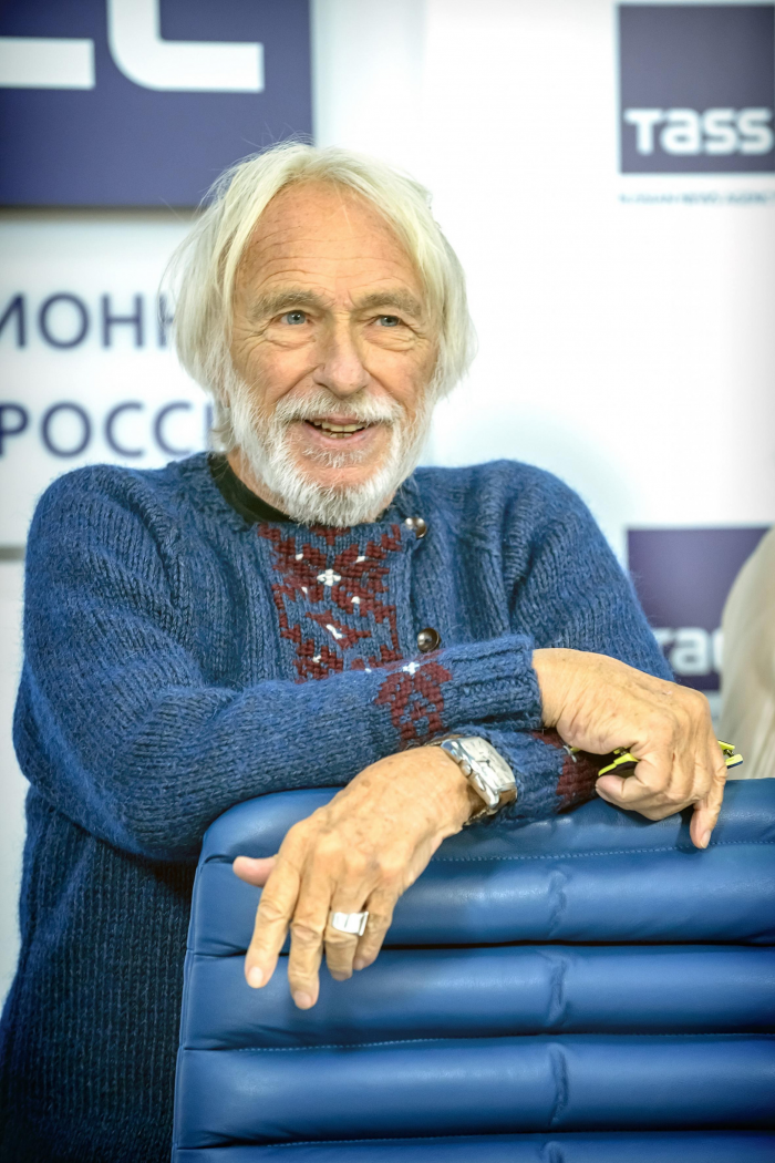 Еле ходит, но продолжает сниматься: как сейчас выглядит Пьер Ришар