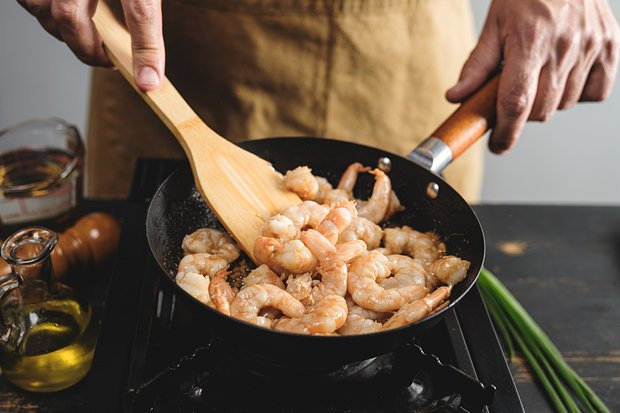 Как правильно готовить креветки: лучшие способы, тонкости и лайфхаки