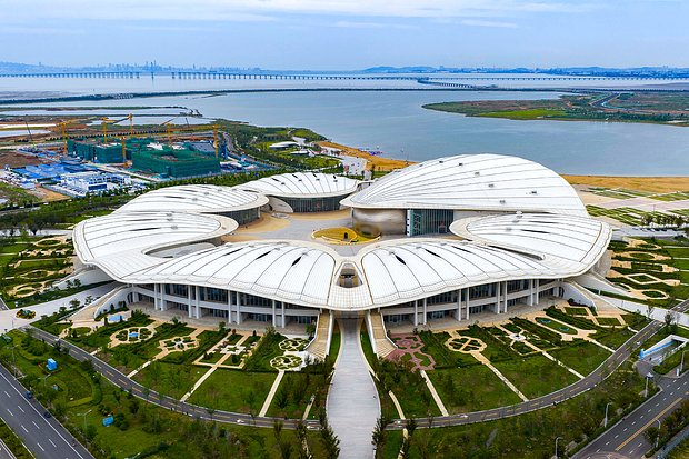 Россияне массово устремились в Китай на Новый год. Там их ждет «пивозаправка», улица роботов и родина Конфуция