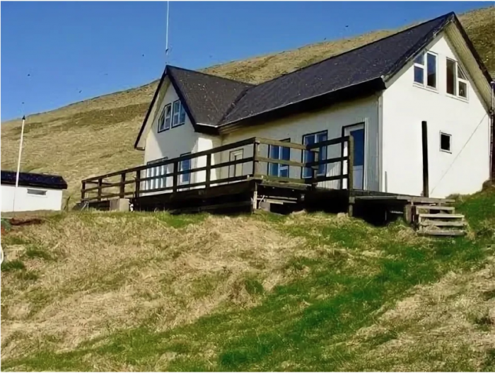 Где находится самый загадочный одинокий дом на острове и кто в нём живёт