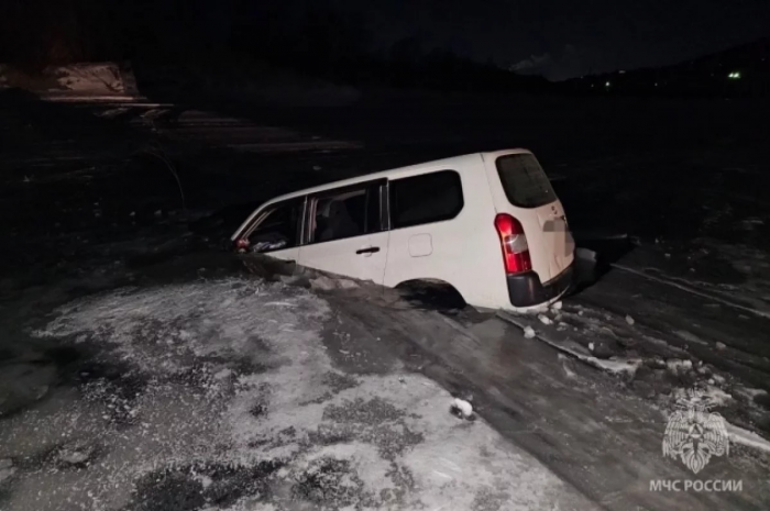 Россиянам рассказали, как спастись из тонущей машины