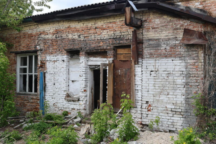 "Может рухнуть". Исторический Горный госпиталь в Барнауле разрушается на глазах