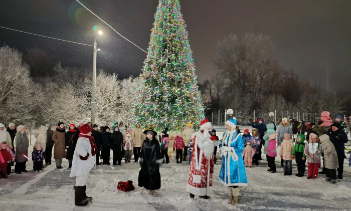 В Архангельске продолжают устанавливать главную городскую ёлку
