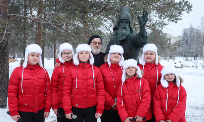 В Архангельске торжественно открыли скульптуру Робинзона Крузо