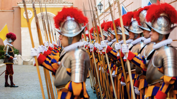 7 самых странных границ мира: как можно пообедать, сидя за столом сразу в трех странах