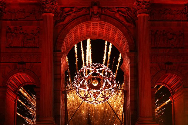 Танцующие кофеварки, декольте Марайи Кэри и путешествие во времени. Самые яркие кадры церемонии открытия зимней Олимпиады-2026