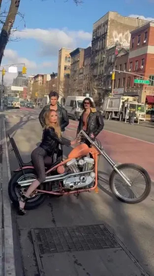 "Русская мошенница" Анна Делви снялась для ... в образе доминатрикс