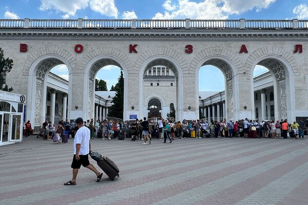 Как Крым переживает это лето. «Что нам война, жизнь — это счастье»