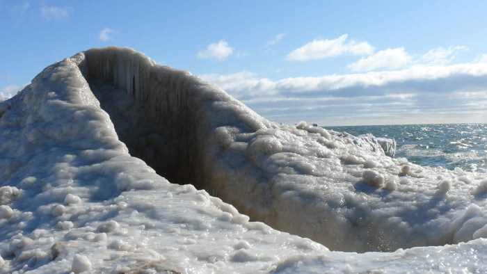 Ледяные вулканы: что выстреливает из жерла вместо лавы