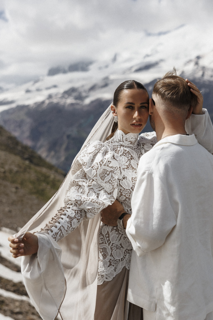 Выездная церемония в горах и платье невесты с отсылками к традициям народа Кавказа - свадьба на плато Бермамыт