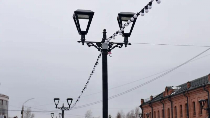 В Барнауле начали устанавливать новогодний городок на Мало-Тобольской