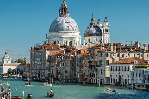 «То, что вам кажется мелочью, для них — преступление». За что россиянам за границей могут грозить штраф или тюрьма?