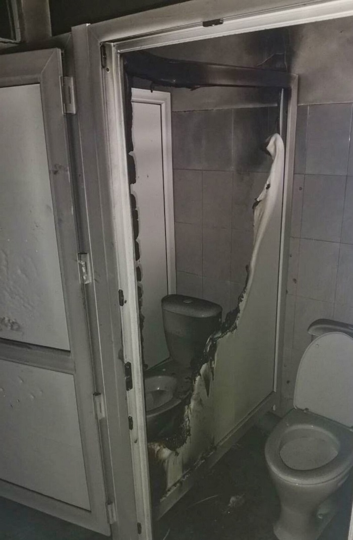 7 причин, почему в общественных туалетах дверь не достает до пола