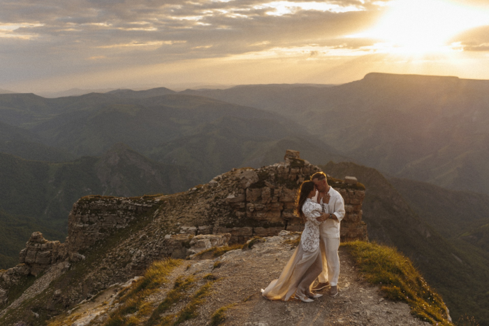 Выездная церемония в горах и платье невесты с отсылками к традициям народа Кавказа - свадьба на плато Бермамыт