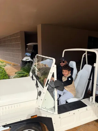 Частный самолёт и спа-отель в пустыне: Виктория и Диана Манасир отметили 60-летие миллиардера Зияда Манасира в Саудовской Аравии