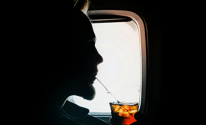 Стюардесса частного самолета рассказала, сколько платят миллиардеры за работу