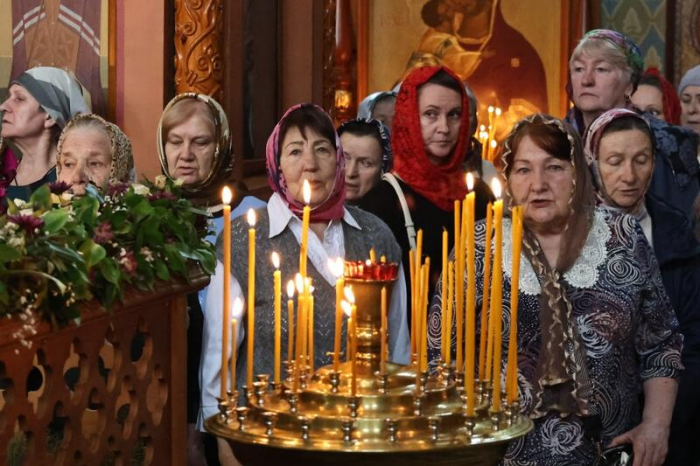 Свечи, молитвы и милостыня: фоторепортаж из храма Иоанна Богослова в день Радоницы