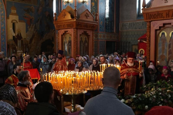Свечи, молитвы и милостыня: фоторепортаж из храма Иоанна Богослова в день Радоницы