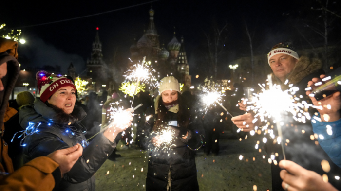 Новогодние каникулы 2027: сколько будет выходных дней и когда выходить на работу