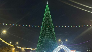 В Барнауле начали устанавливать новогодний городок на Мало-Тобольской