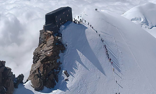 Один из самых отдаленных отелей мира расположен на вершине, на высоте более 4 км. Как он устроен