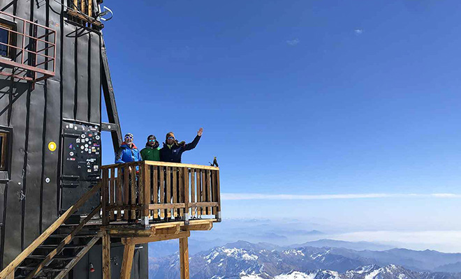 Один из самых отдаленных отелей мира расположен на вершине, на высоте более 4 км. Как он устроен