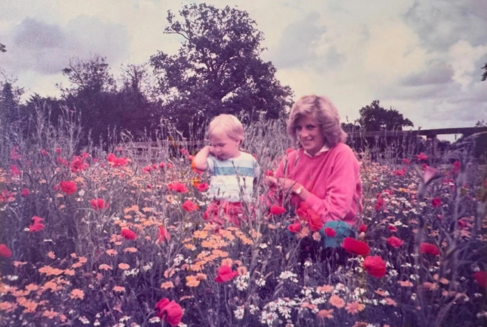 Принц Уильям опубликовал редкое фото с принцессой Дианой в День матери