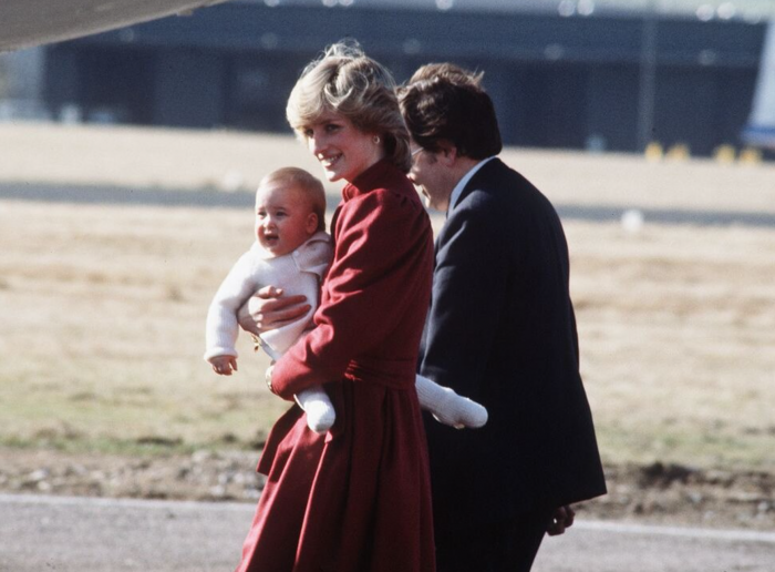 Принц Уильям опубликовал редкое фото с принцессой Дианой в День матери