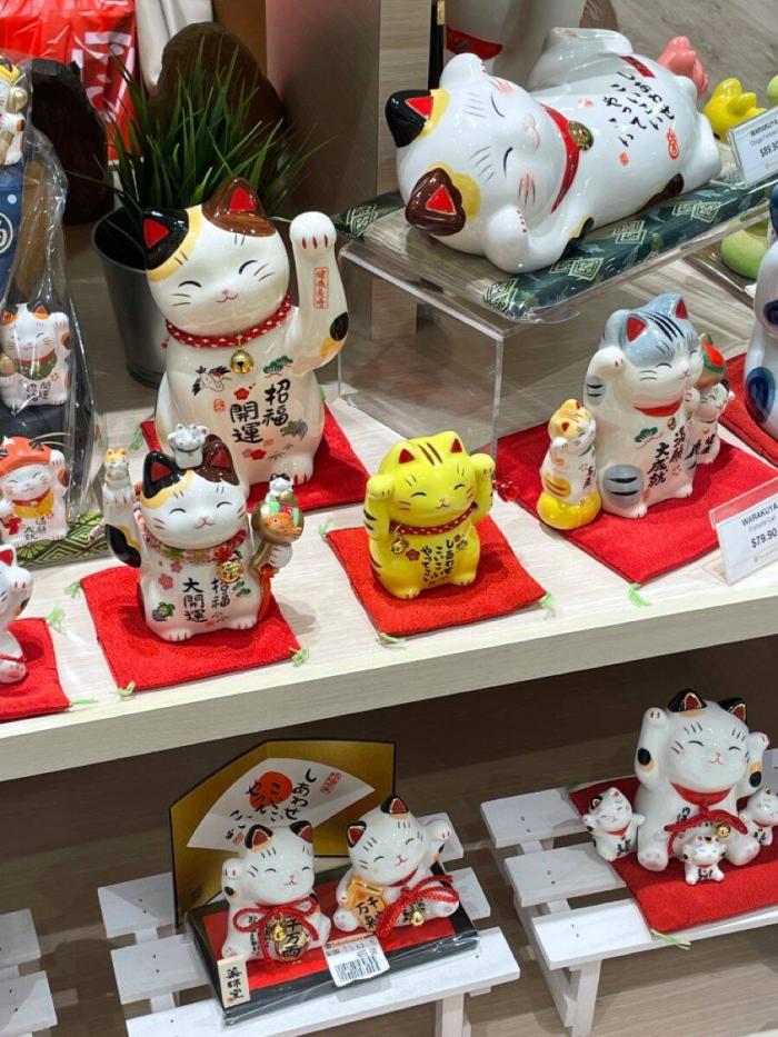 Что означает манэки-нэко и почему эти фигурки так распространены в Японии