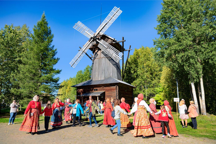 От игольчатого льда Байкала до степных тюльпанов: 8 идей для путешествий этой весной