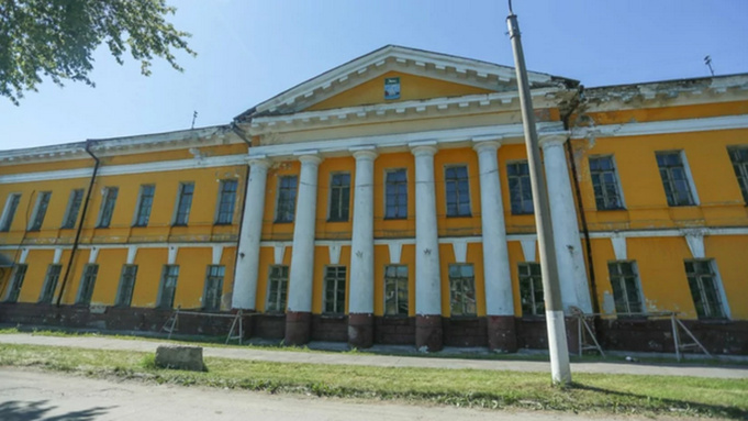 "Может рухнуть". Исторический Горный госпиталь в Барнауле разрушается на глазах