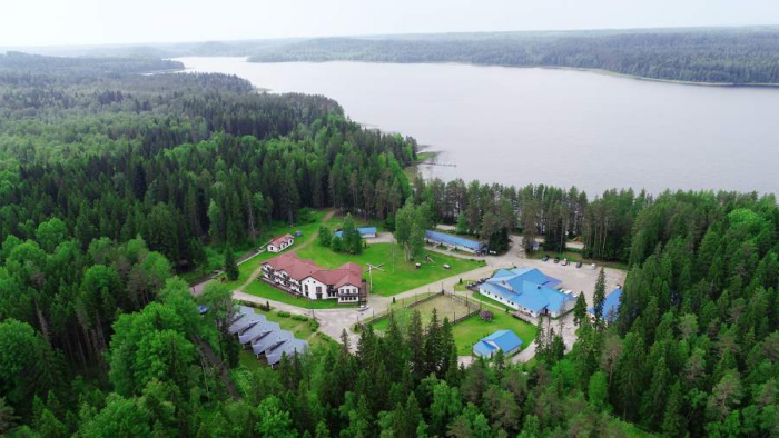 Плывут по стечению: россияне стали чаще бронировать отели у озер и рек