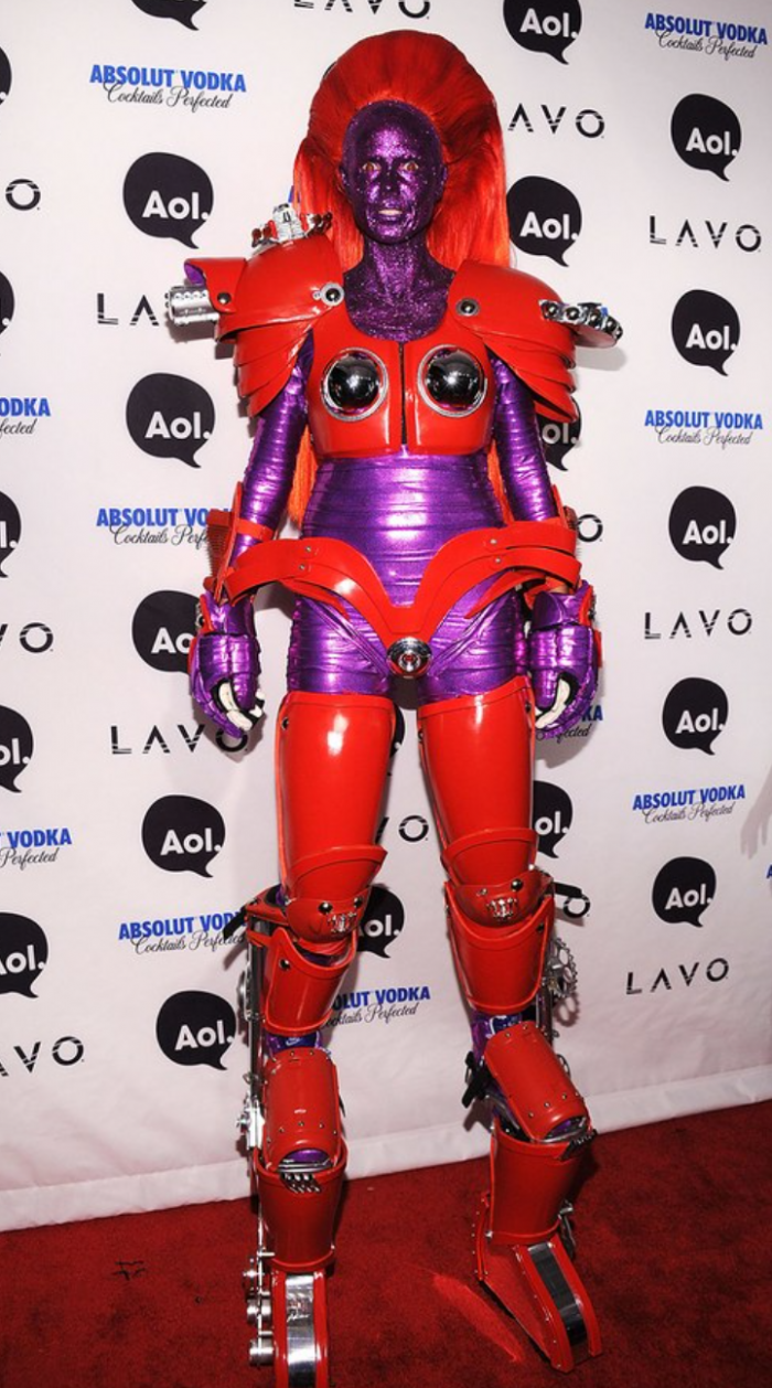 Инопланетянин, зомби, червь и еще 12 самых безумных костюмов королевы Хэллоуина Хайди Клум