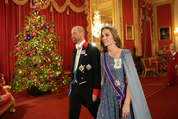 В сверкающем платье и тиаре с 2600 бриллиантов: Кейт Миддлтон и принц Уильям на банкете в Виндзоре