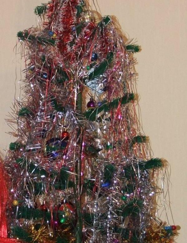 Как выглядели домашние новогодние елки в России 1990-х годов (ностальгическая и местами смешная фотоподборка)