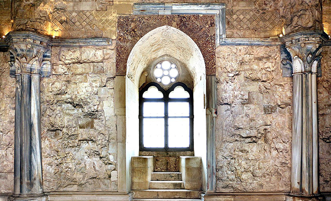 В 1240 году средневековый рыцарь построил самый странный замок мира. Он отражает устройство Вселенной