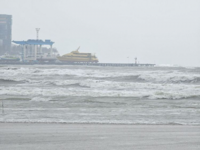 Мощь стихии! Тягун в портах, трехэтажные волны, смытые пляжи: красиво, страшно, разрушительно