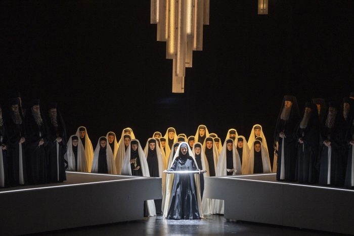 Действие новой оперы «Аида» в «Опера Бастий» происходит не в  Древнем Египте