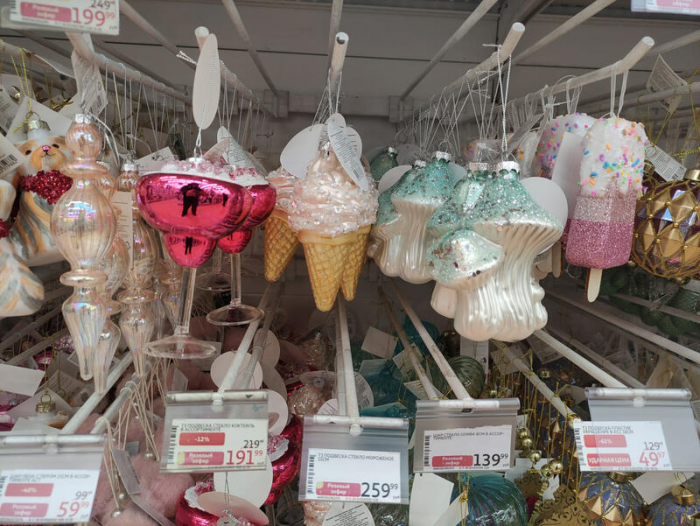 Мохнатые, аппетитные и черные. Какие новогодние игрушки можно найти в магазинах Барнаула