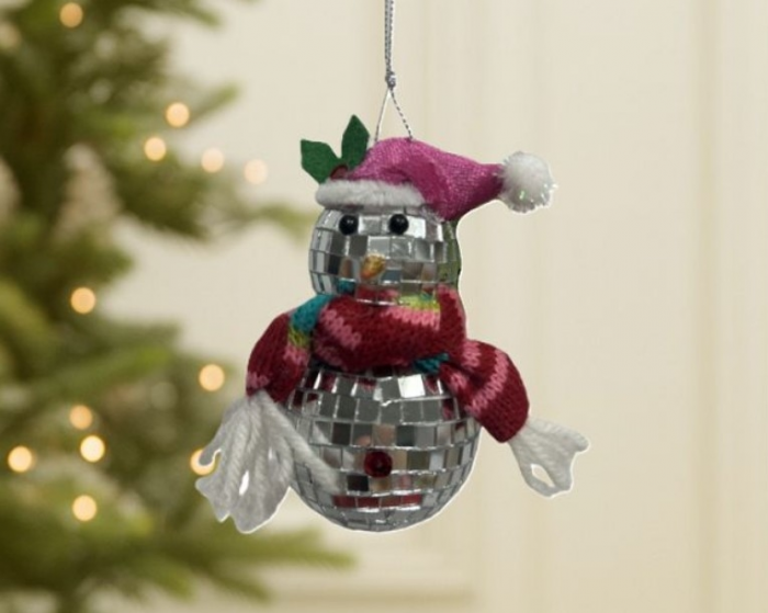 Тренд на уродливость дошел до новогодних игрушек в Петербурге