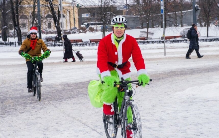 Деды Морозы, Снегурочки и космонавты проехали по Петербургу
