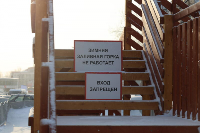 Новогодний городок начали разбирать на площади Свободы в Барнауле. Фото