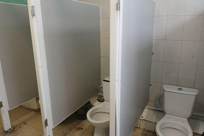 7 причин, почему в общественных туалетах дверь не достает до пола