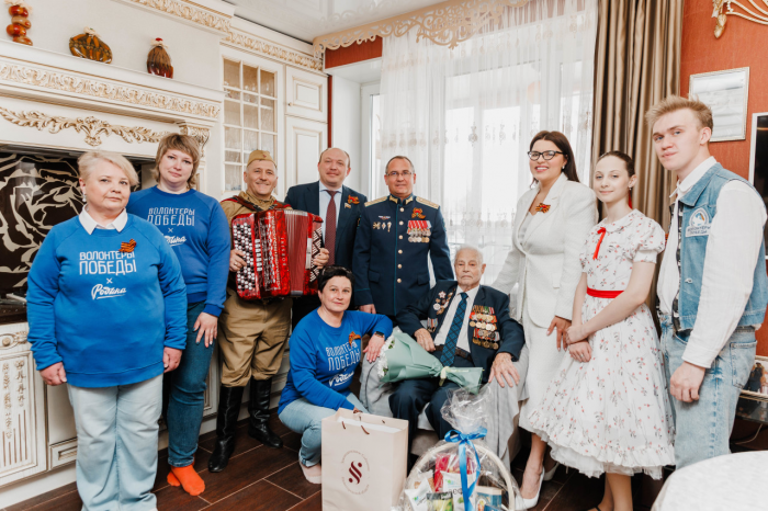 У Нижегородского кремля установили скульптуры талисманов НиНо и Гора